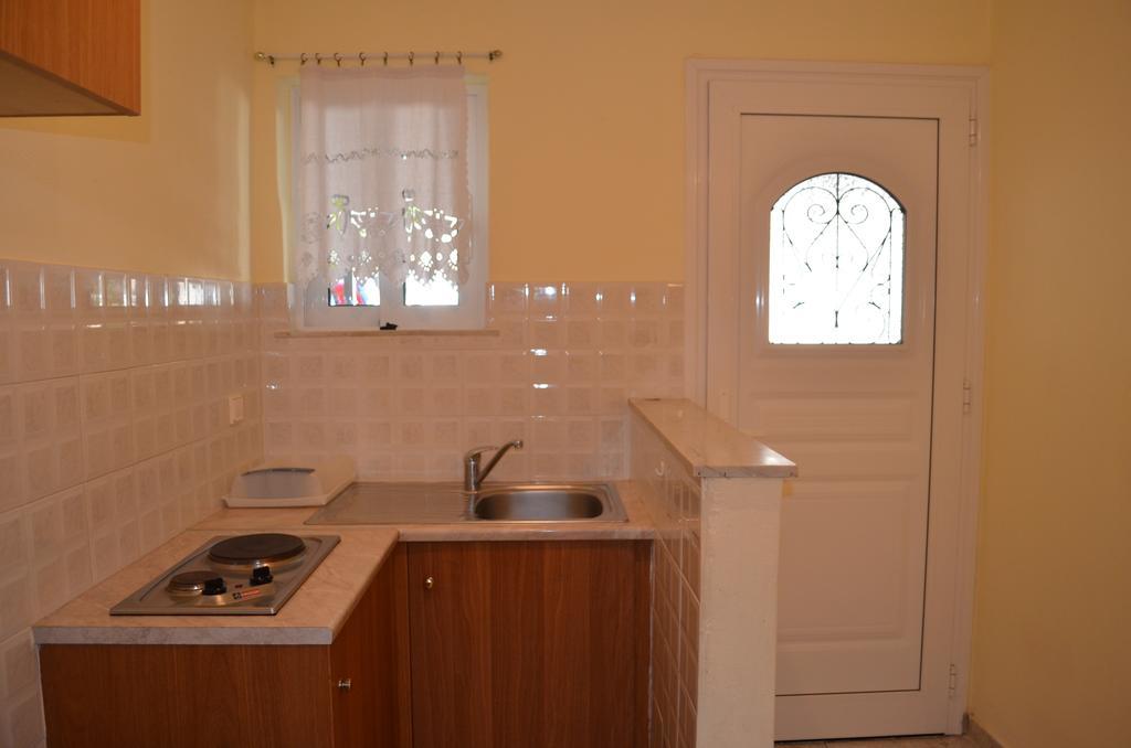 Hotel Loula Rooms And Apartments Kamena Vourla Quarto foto